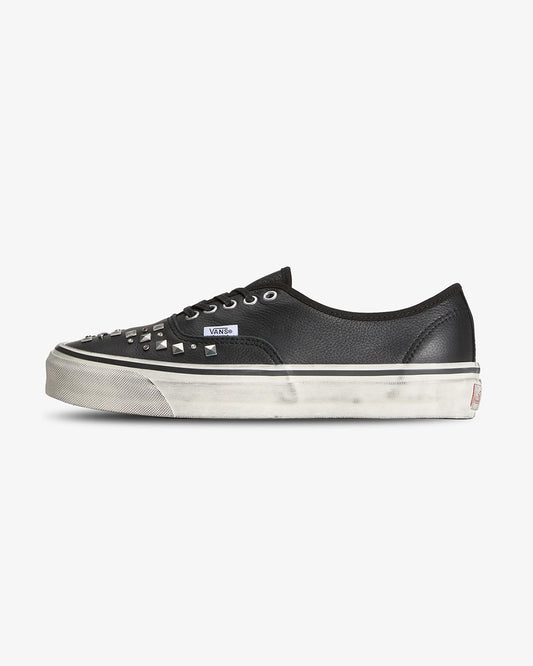 Vans, low-profile sneaker, black, side view